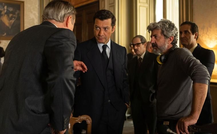 Main image - above, Alberto Rodríguez reviews a scene with Álvaro Morte (Suárez) with Manolo Solo (Gutiérrez Mellado) attentive behind. Below, Carmen Díez de Rivera is Alejandra Onieva //
