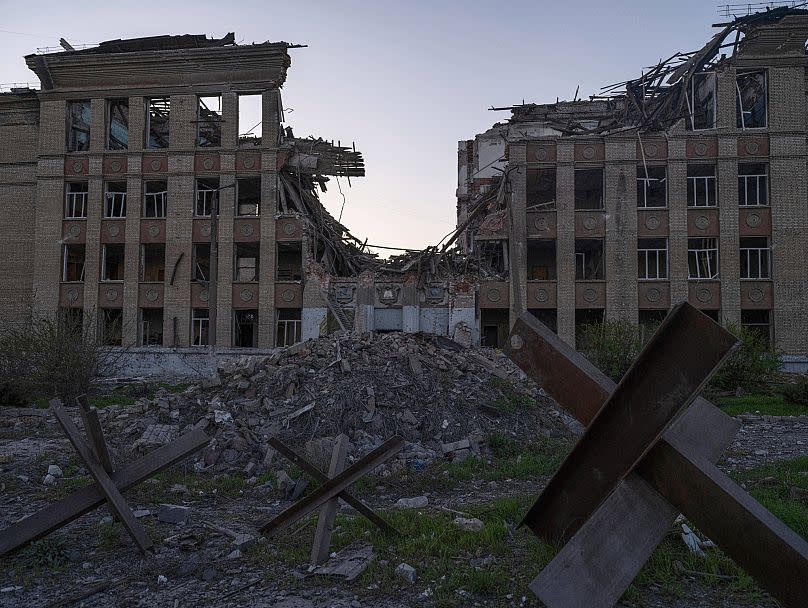 El centro de la ciudad de Ruinas de Kustanykka en la región de Donetsk, abril