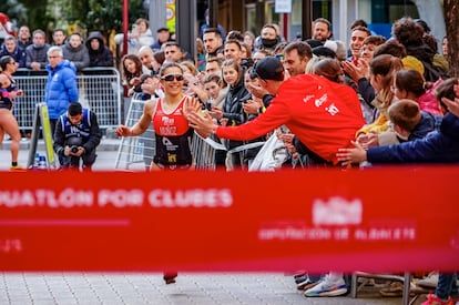 Marina Muñoz durante una competencia en una imagen asignada por la Federación de Triatlón Español.