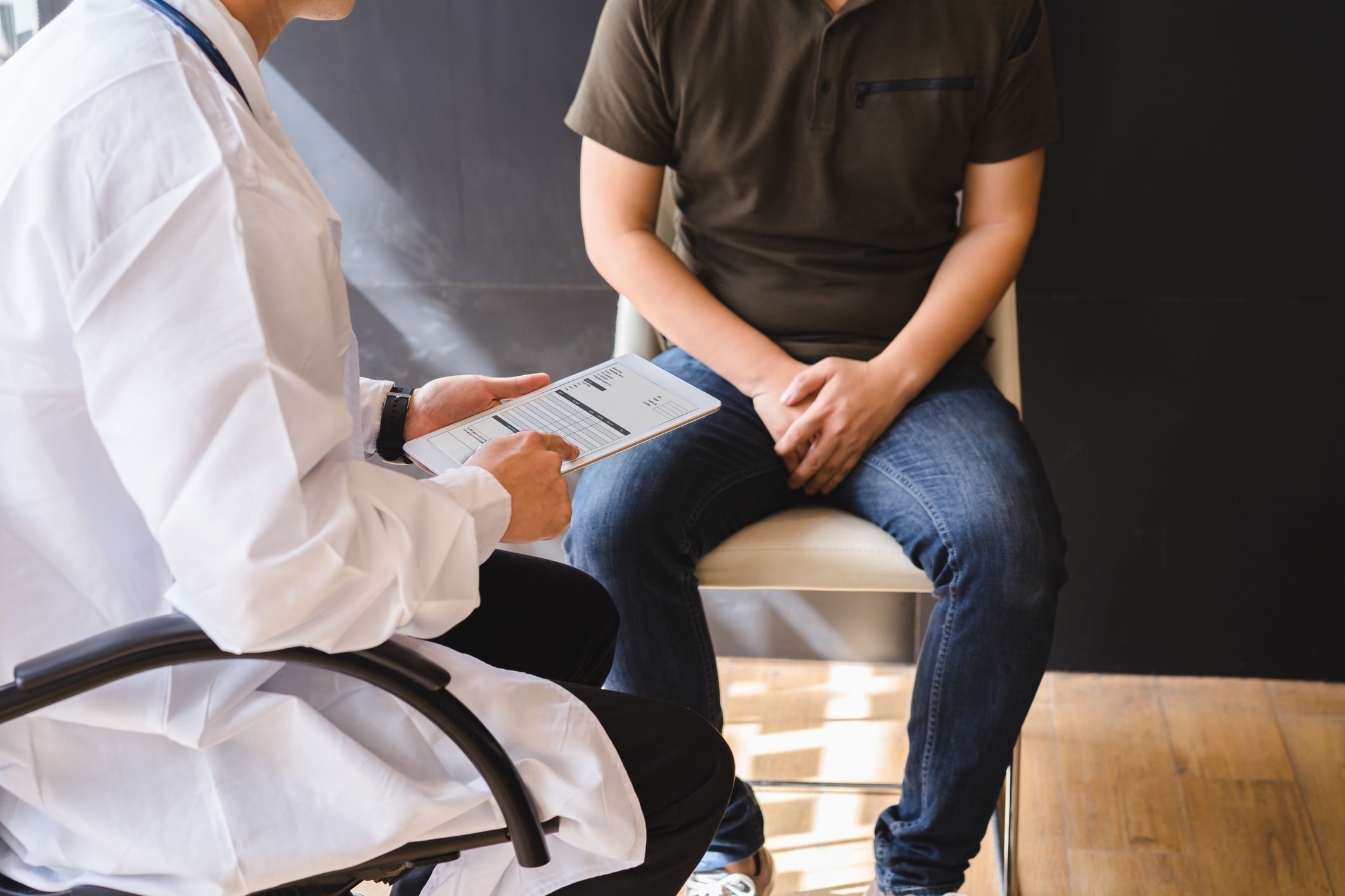 Palpar los gritos regularmente es esencial para detectar el cáncer de testículo.