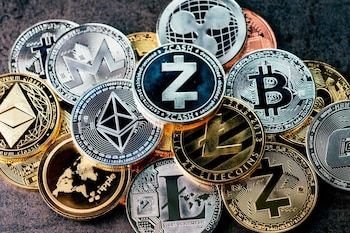 Representaciones físicas de varias criptomonedas (Reuters/Bank