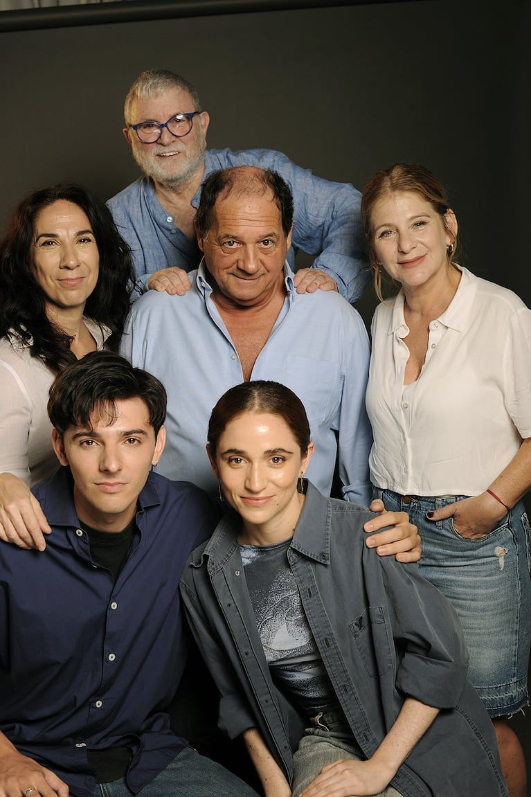 Julio Chávez al lado del elenco de