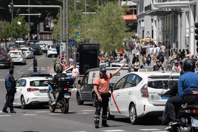 Madrid, España - 28 de abril: La policía lleva medidas de seguridad a un apagón generalizado que afecta a España y Portugal alrededor del mediodía del lunes, en Madrid, España, el 28 de abril de 2025.