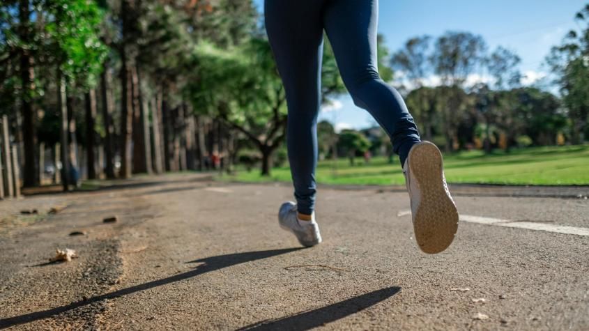 Correr con frío: cómo cuidar su piel si hace deporte al aire libre en otoño Correr con frío: cómo cuidar su piel si hace deporte al aire libre en otoño