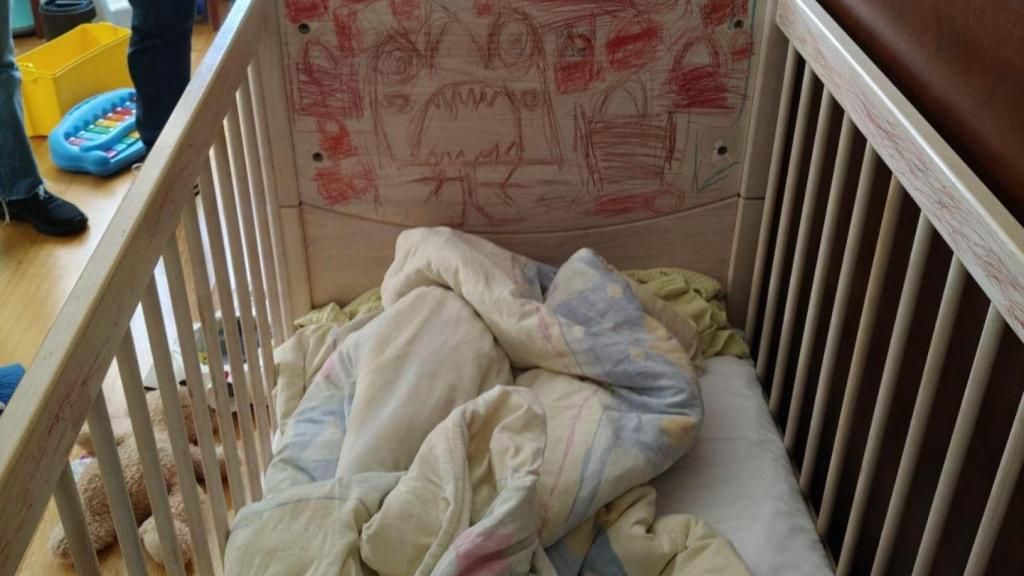 Una de las cunas de bebé donde dormían los gemelos, a pesar de tener 6 años.