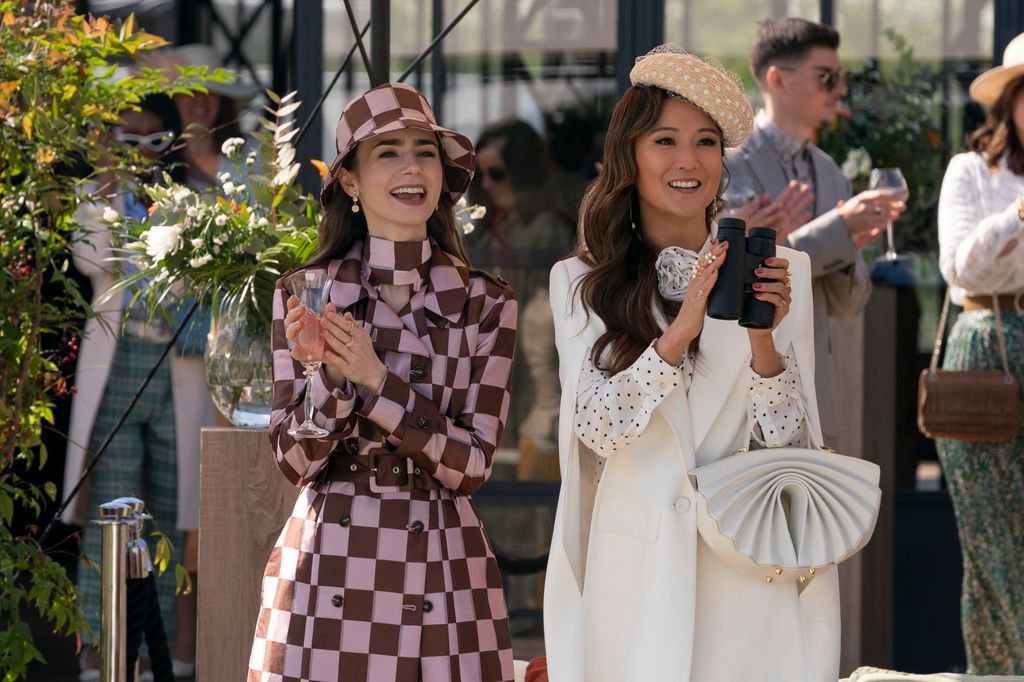 Lily Collins como Emily, Ashley Park como Mindy en Emily en el episodio de París