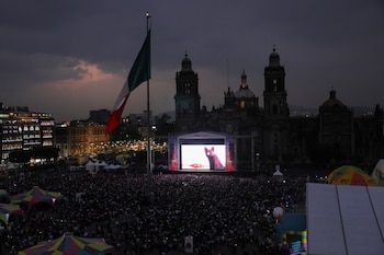 La gente mira una proyección gratuita