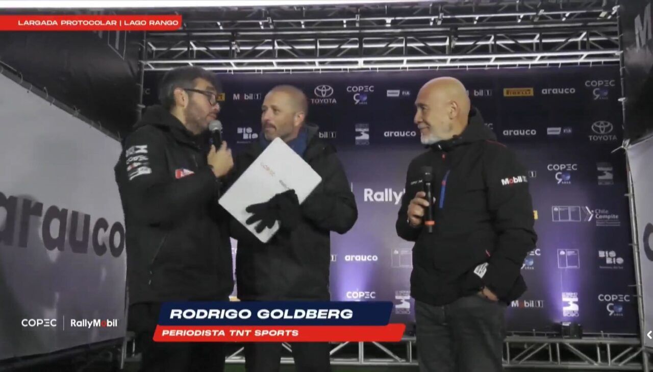 Rodrigo Goldberg en el protocolo del Rallymobil Lago Ranco