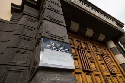 Cartel que advierte sobre el cierre del Museo Nestor, en la ciudad canaria de Las Palmas de Gran Canaria.