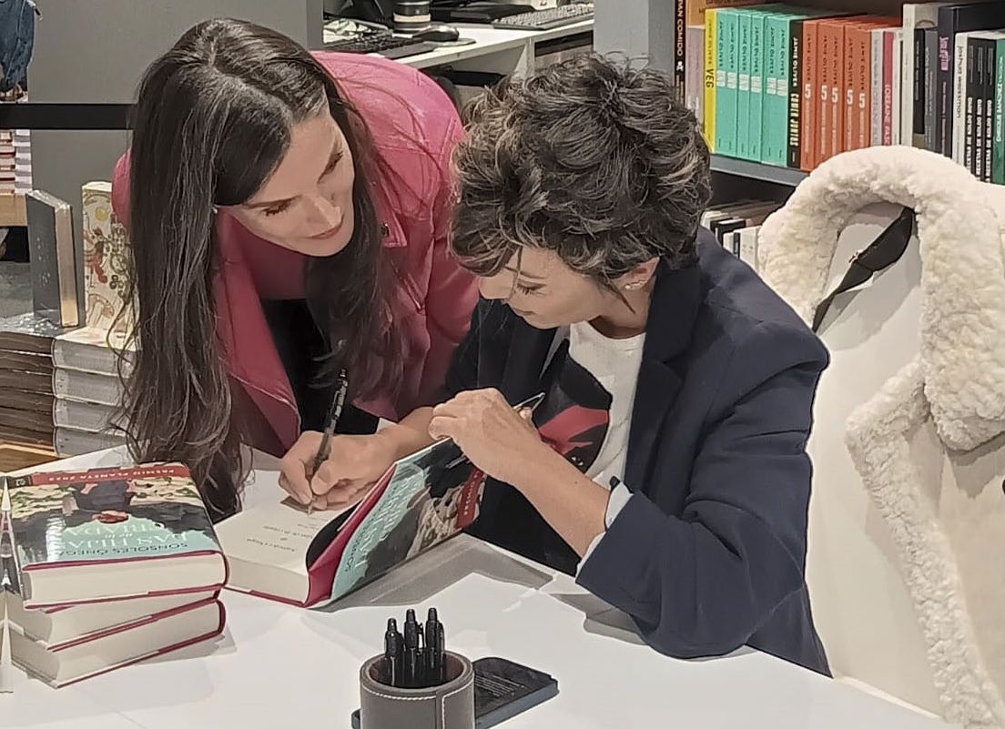 Queen Letizia, en una firma de libros para hijos, Onega, su amiga íntima.