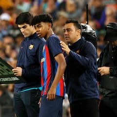 Xavi, con Lamine justo antes de su debut.