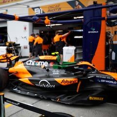 Alonso observa un McLaren, el año pasado en Montreal.