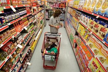 Una mujer mira productos en
