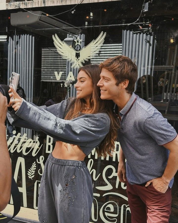 Noa Kirel, junto con Gastón Dalmau. Foto: Instagram.