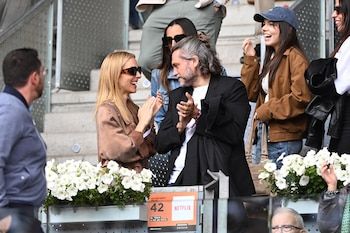 Kira miró y salvó a la reina,