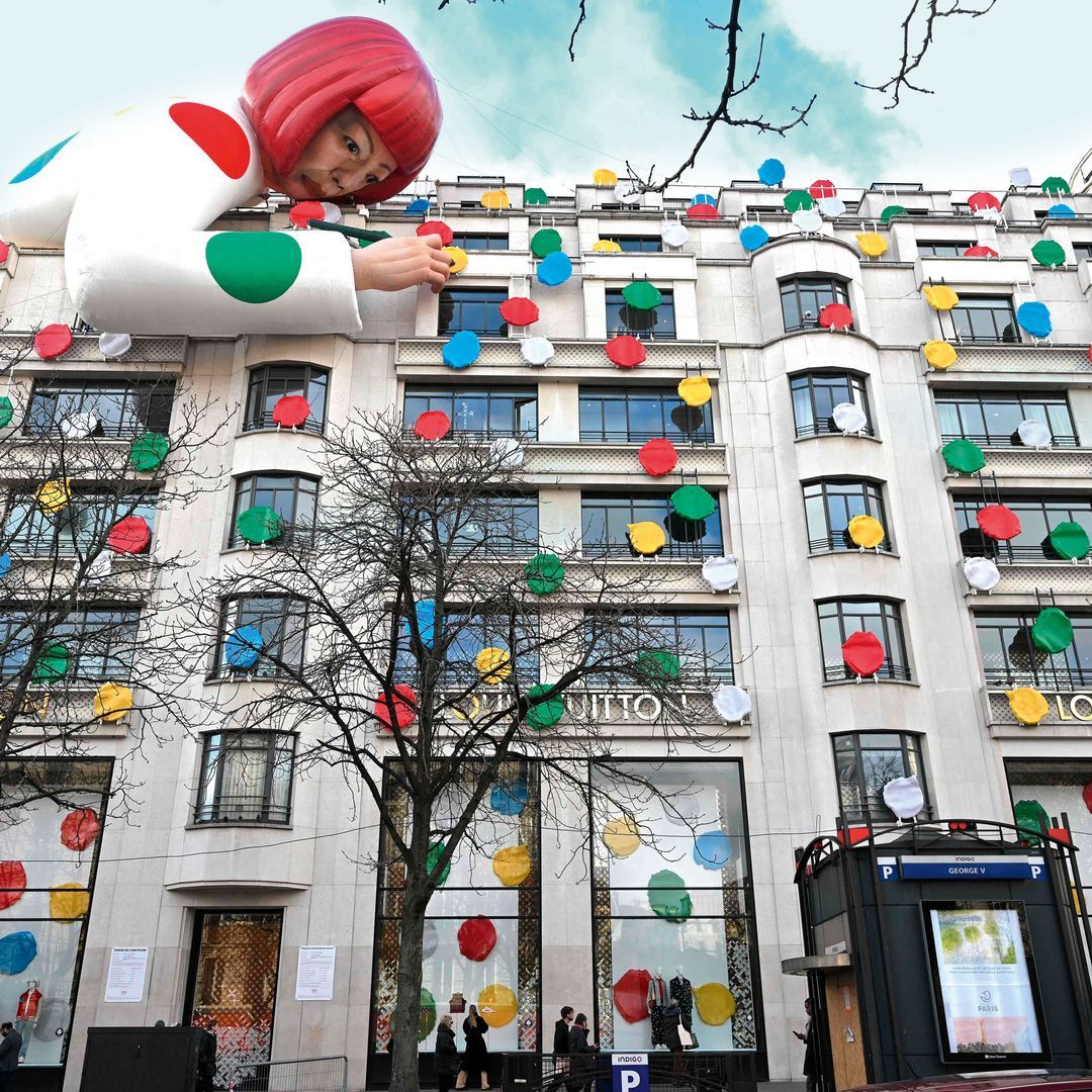 Intervención de arte catártico en la tienda Louis Vuitton en París.