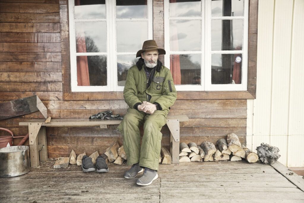 Don Germán en las afueras de su casa. © Mateo Barrenengoa