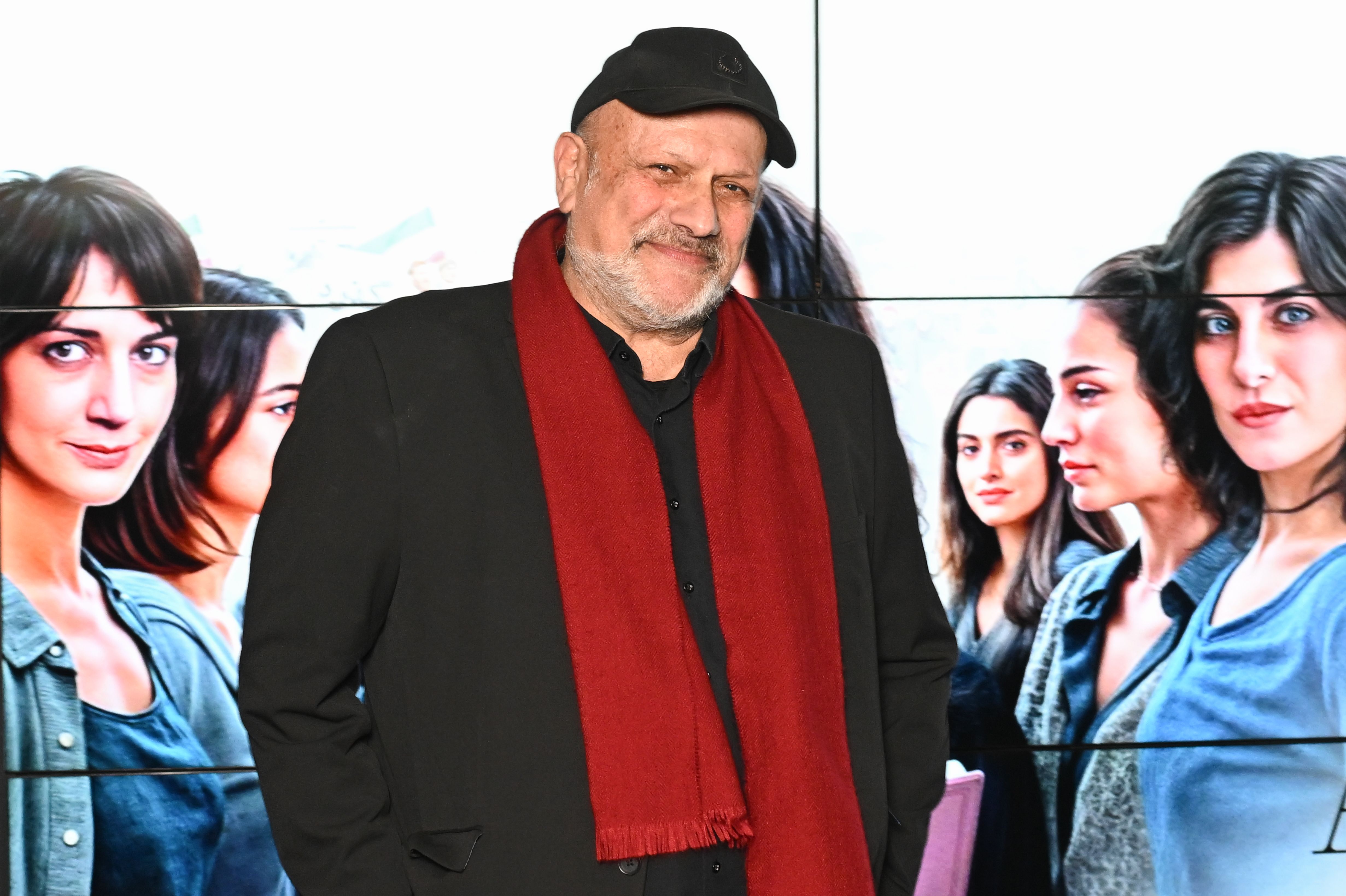 Eran Riklis frente a un póster de la película 'Leer lolita en Teherán'
