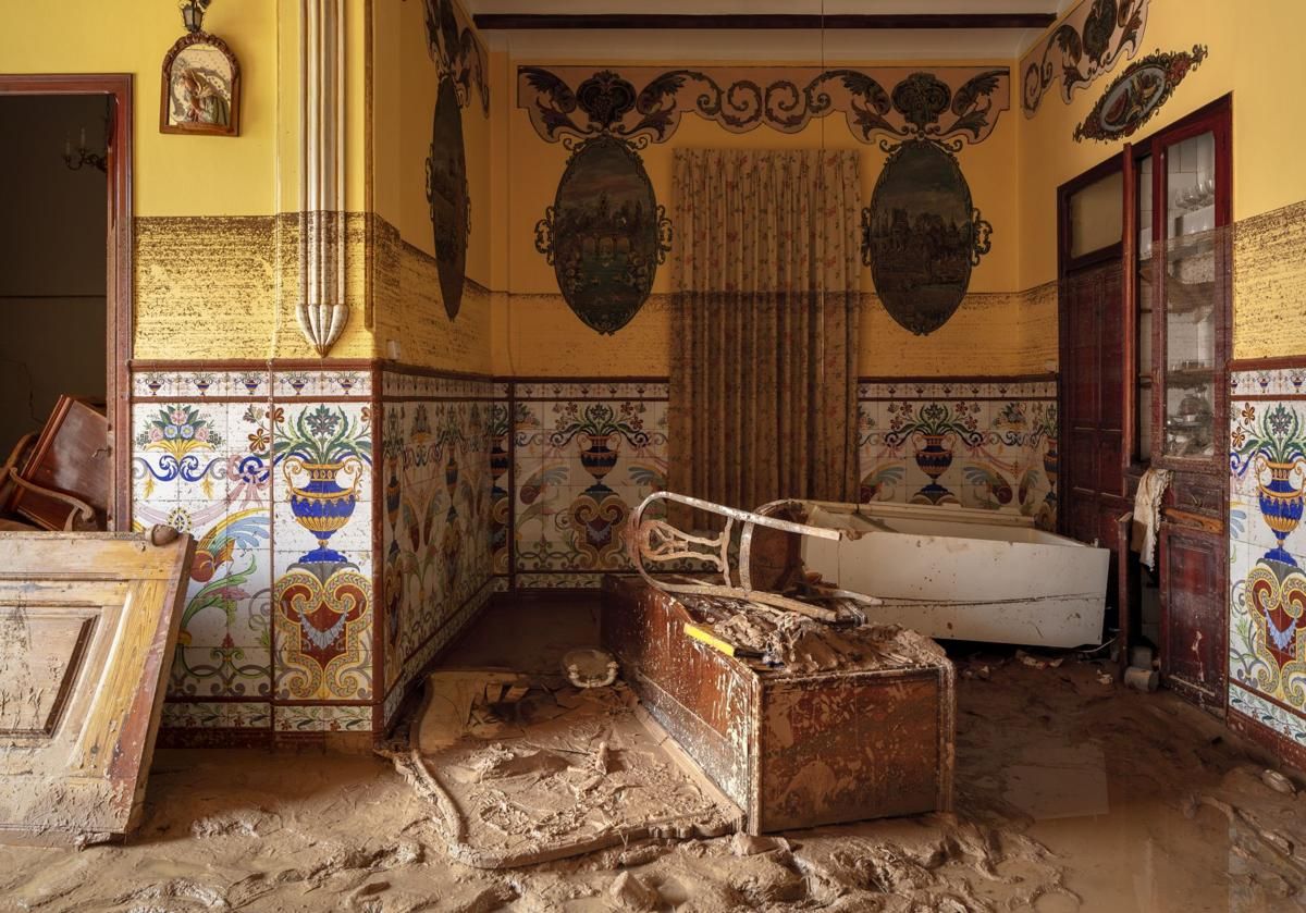 Imagen principal: arriba, una de las casas afectadas por el Dana, en una foto titulada 'aletas ací'. A la izquierda, una casa de Meliana, con cerámica de Nolla, en una imagen de Milena. A la derecha, una casa en Santa Eugenia.