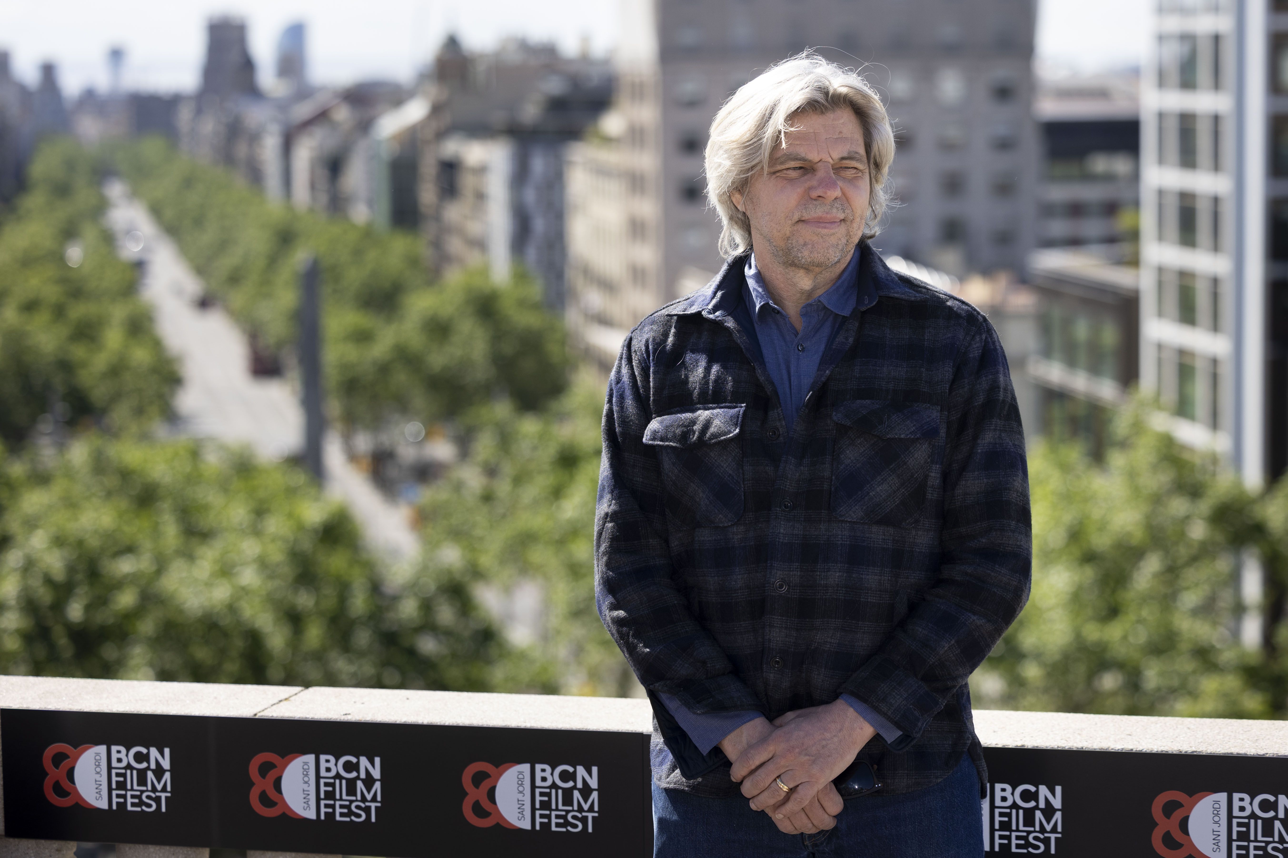 Eric Besnard se pone durante la fotocal de 'The First School'