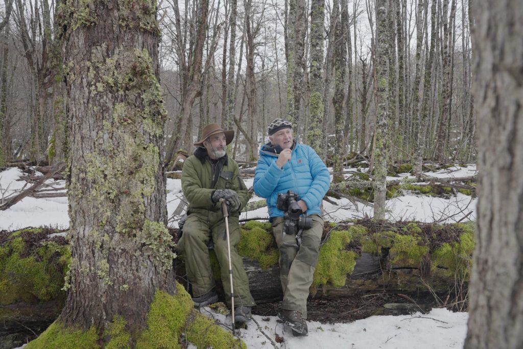 Germán con Guy Wenborne en el bosque de austral. © Mateo Barrenengoa