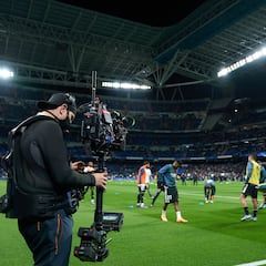 Madrid, España - 20 de marzo: Steadicam Cameraman trabaja antes del partido de Laliga Santander entre el Real Madrid CF y el FC Barcelona en Estadio Santiago Bernabéu el 20 de marzo de 2022 en Madrid, España. (Foto de Angel Martinez/Getty Images) Camara de Television