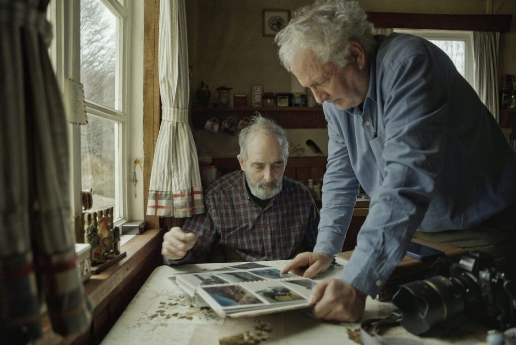 Germán Genskowski con Guy Wenborne mirando fotografía. © Mateo Barrenengoa