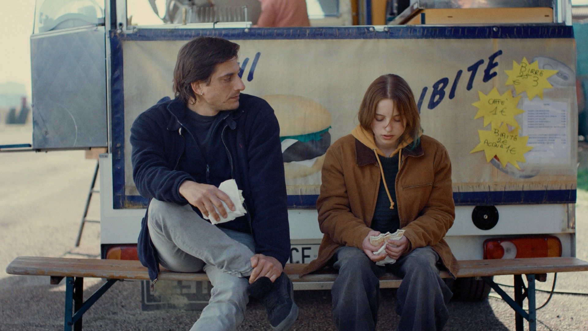 Luca Marinelli y Juli Recordenhenhenrich en la película