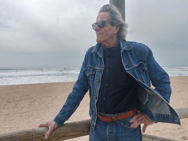 Eduardo Rodríguez Rodway en las afueras de su casa, en Crimos de Meca | Foto: Severino dona