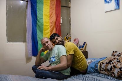 Robert Tigrera e Iván González abrazan en su habitación, en Quito (Ecuador), el 25 de abril.
