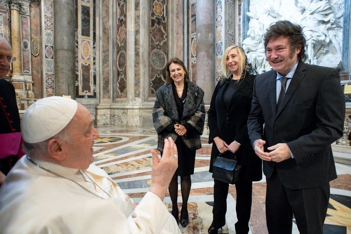 Diana Mondino fue canciller cuando Javier Milei y Karina fueron a ver al Papa Francisco en febrero del año pasado. Foto: Vatican Promedio