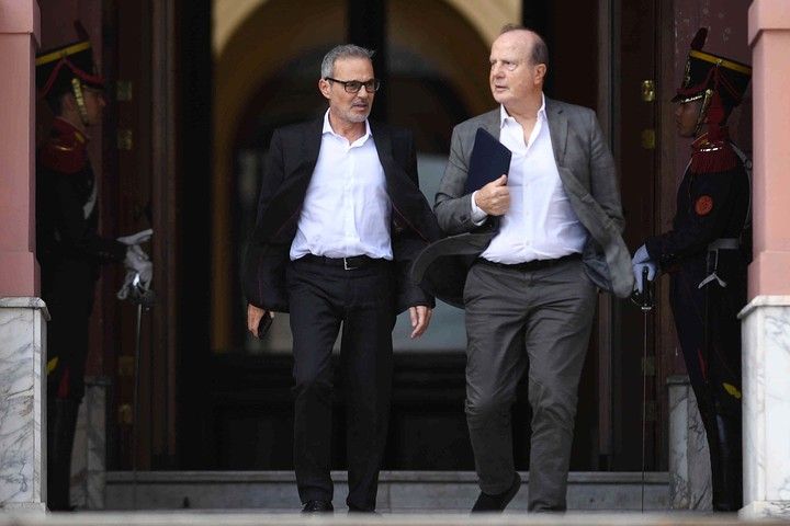 Mario Russo, ex Ministro de Salud (izquierda), Guillermo Ferraro, Ministro de Infraestructura (D), en diciembre de 2023.