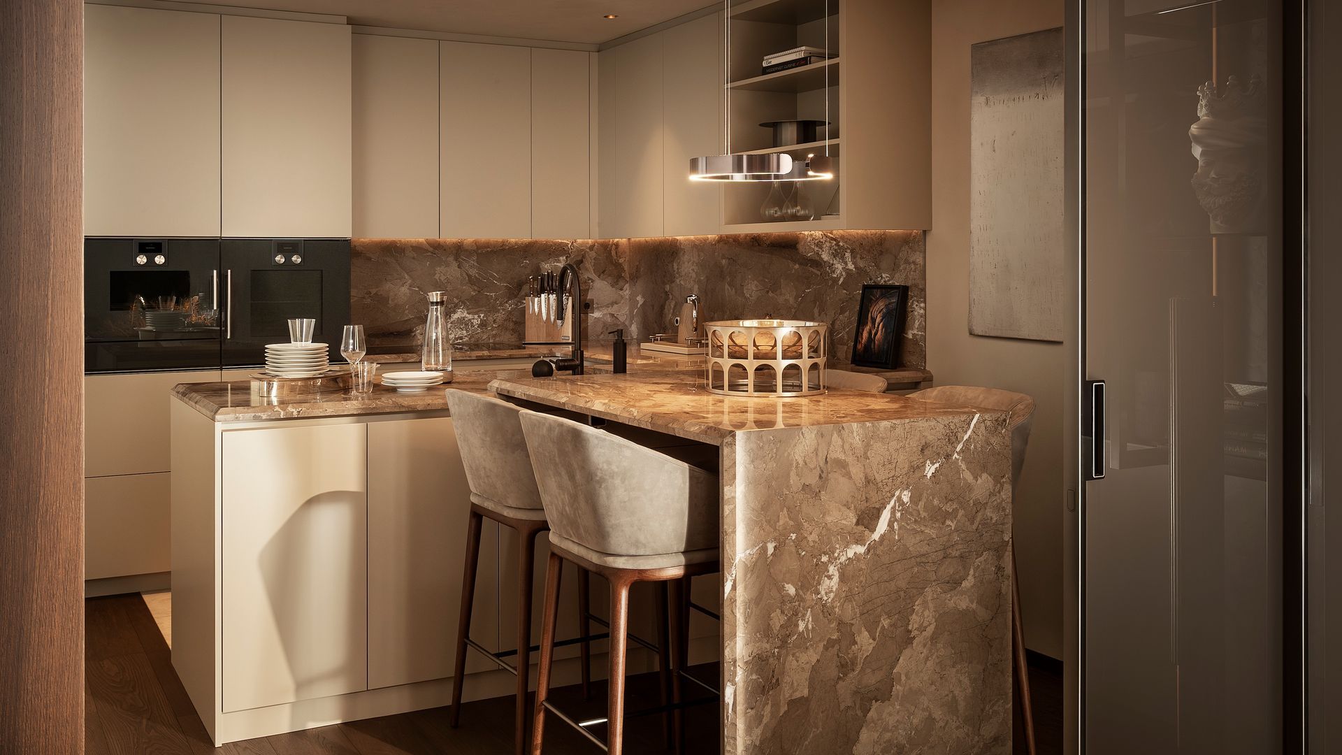 Cocina con isla de piedra, muebles blancos, taburetes altos, techo de techo