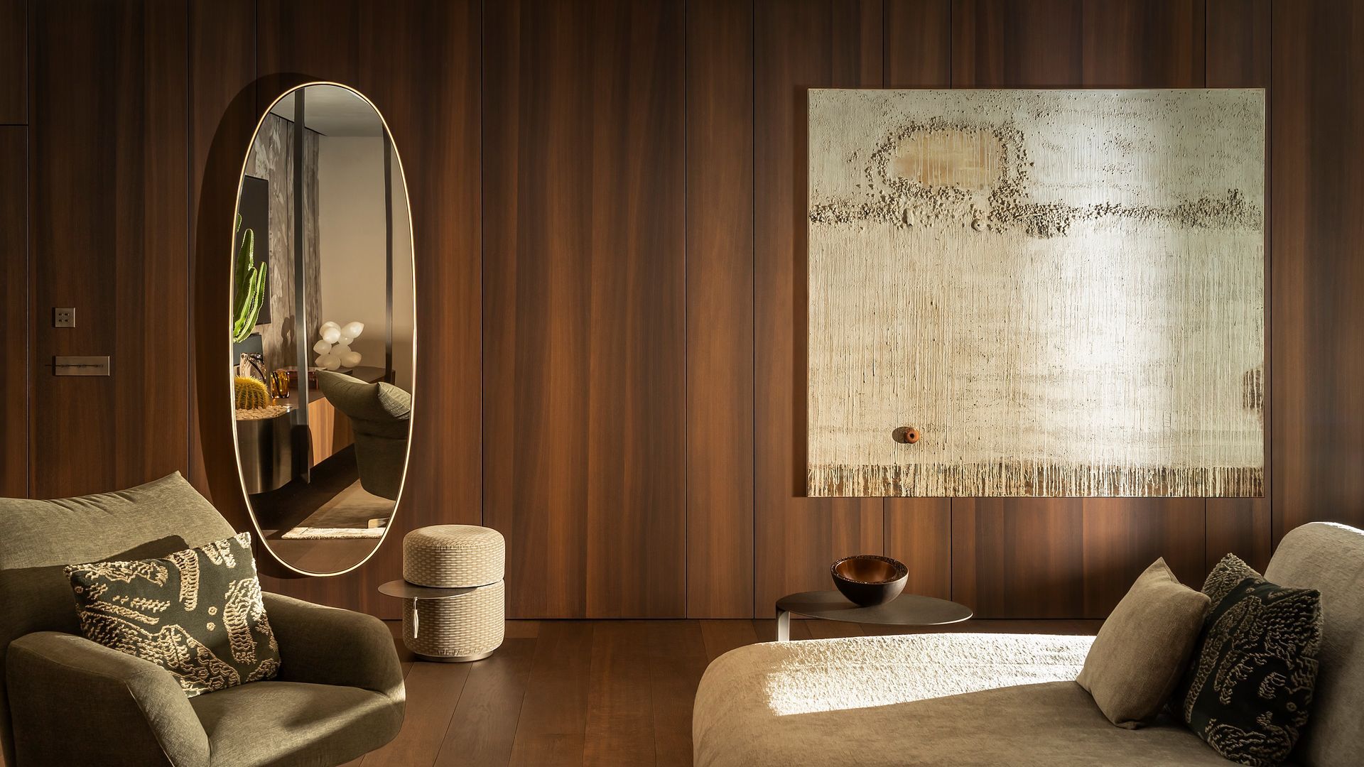 Dormitorio con paredes de madera. Tapiz en la pared, sillón y espejo