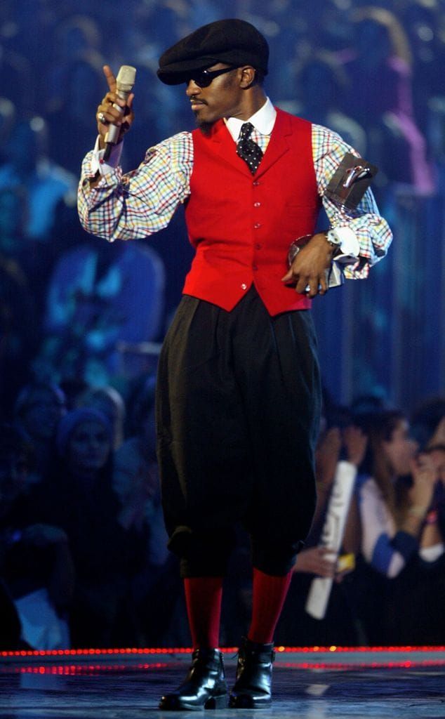 Andre 3000 de Outkast acepta un premio durante los MTV Europe Music Awards 2004
