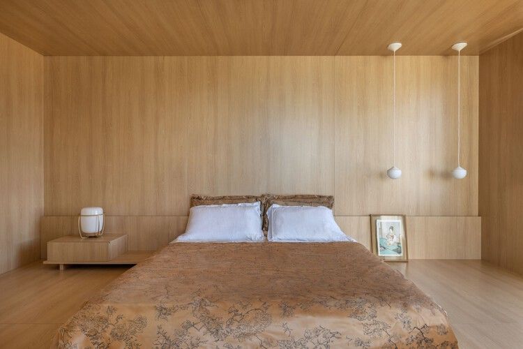 Japan House / Leo Romano - Fotografía interior, dormitorio, madera, camas, iluminación