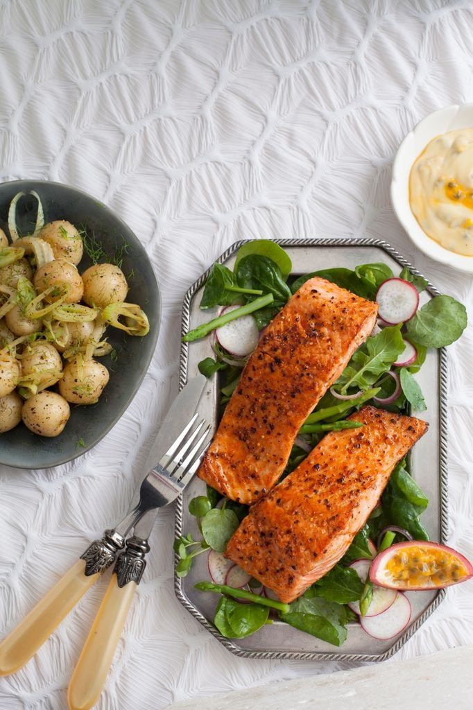 Salmón horneado con salsa de frutas holandesas de la pasión