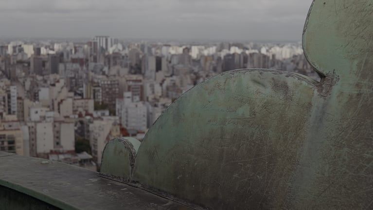 En su estructura, los empleados legislativos y trabajadores que participaron en la construcción todavía dibujan mensajes que participaron en la construcción. (Foto: Videsolab)