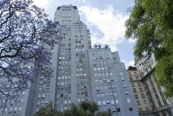 Tiene 105 departamentos distribuidos en 31 niveles Tiene 105 departamentos distribuidos en 31 niveles