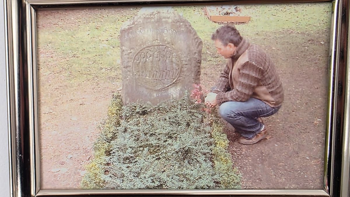 Alejandro Poquet en la tumba de Jorge Luis Borges, uno de sus referentes literarios y que recuperó aspectos vinculados a la criminología. Alejandro Poquet en la tumba de Jorge Luis Borges, uno de sus referentes literarios y que recuperó aspectos vinculados a la criminología.