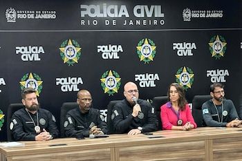 La policía arrestó a dos