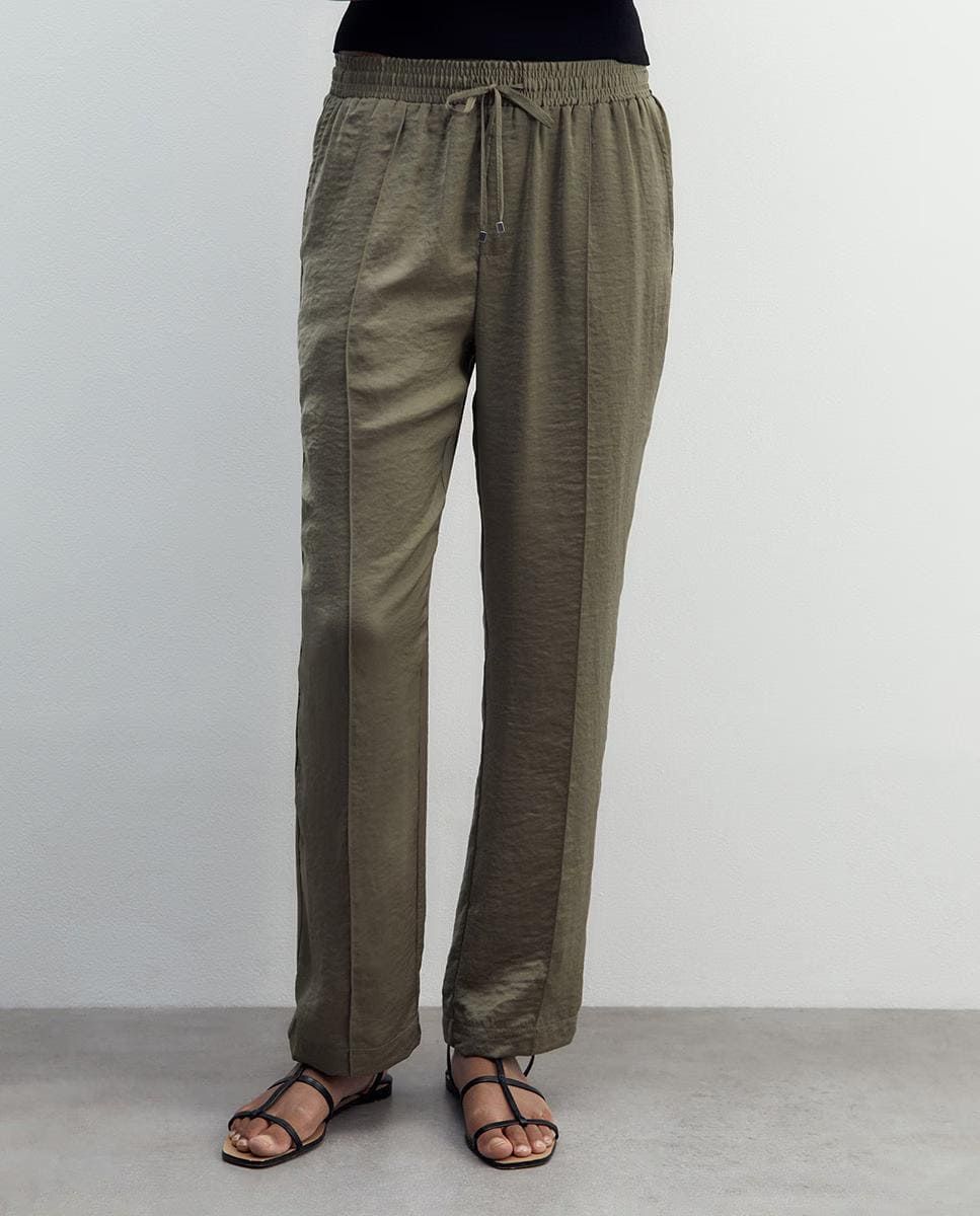 Pantalones fluidos y lisos
