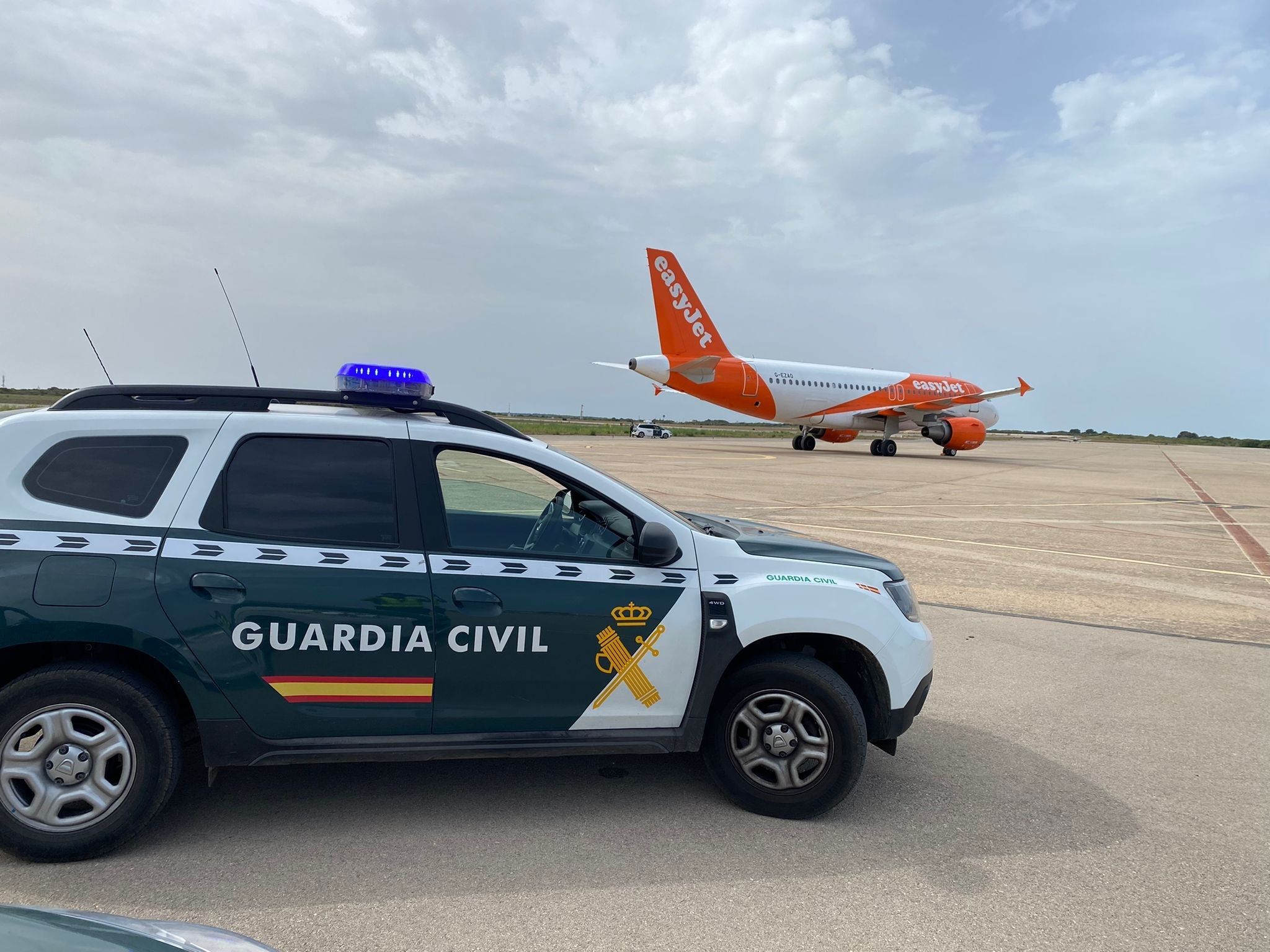 Auto de guardia civil en el aeropuerto de Menorca con motivo de una amenaza de bomba.