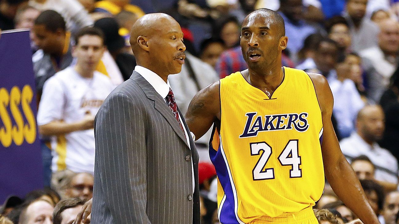 Byron Scott en su escenario como entrenador de los Lakers, junto con Kobe Bryant.