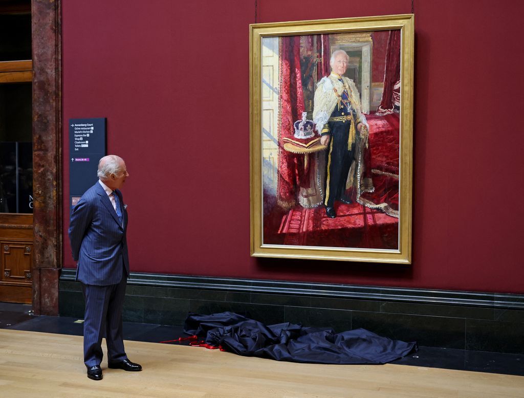 Rey Carlos III frente a su imagen de coronación