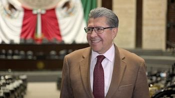 Monreal apoyó al escritor