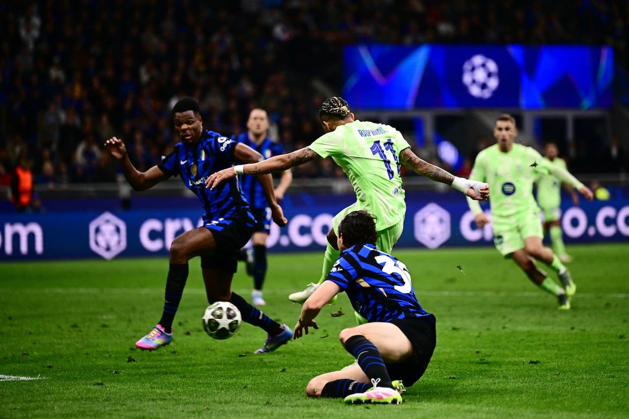 El delantero brasileño #11 de Barcelona, Raphinha, anota el tercer gol de su equipo durante el partido de vuelta de la semifinal de la UEFA Champions League.