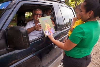 Álvaro González da una historia a una madre con su hijo en un camino de Araucana.