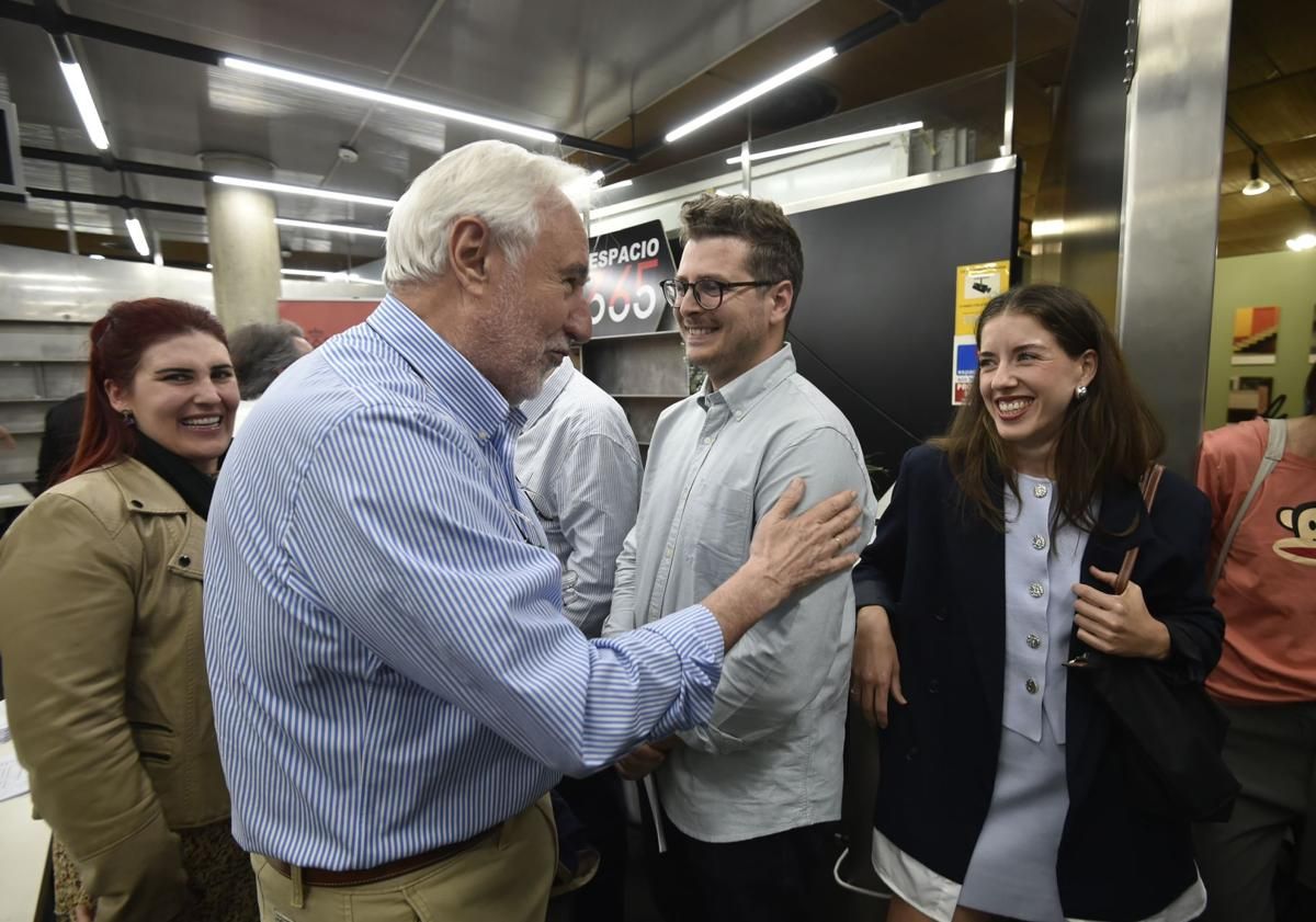 Imagen principal: Arturo García Agüera recibe felicitaciones después de su elección.