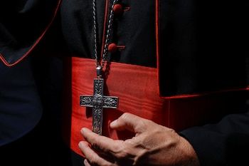 El cardenal Jean-Paul Vesco llega por delante